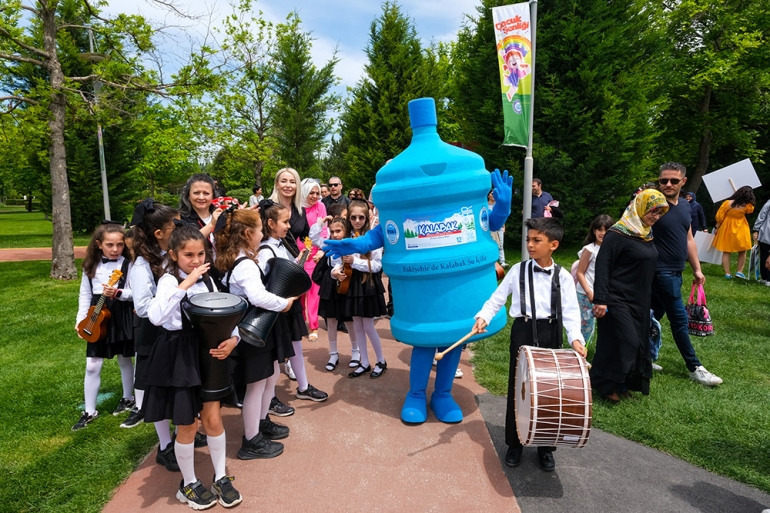 ESKİ 8. ÇOCUK ŞENLİĞİNE SU KAHRAMANLARI İLE KATILDI