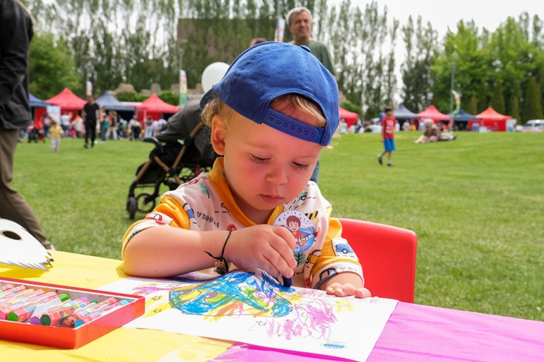 ESKİ 8. ÇOCUK ŞENLİĞİNE SU KAHRAMANLARI İLE KATILDI