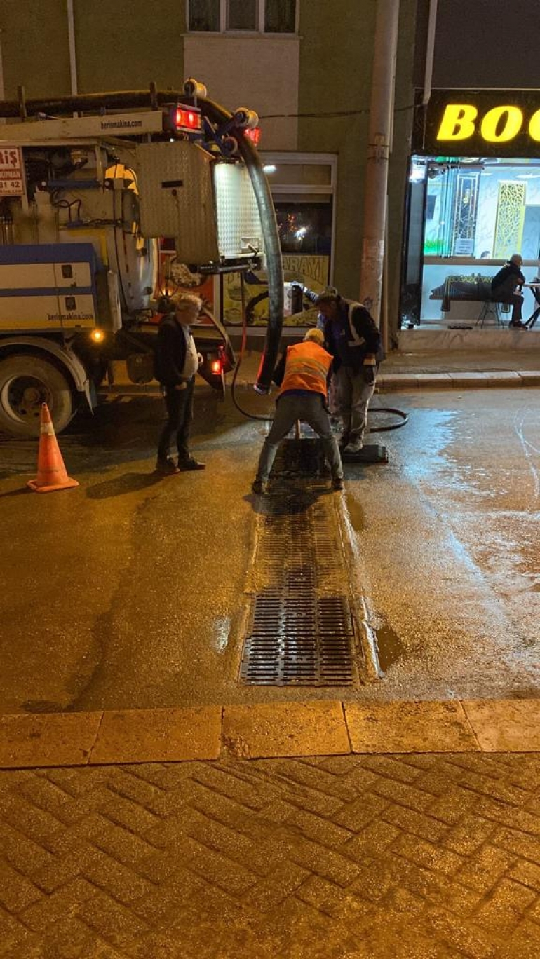 YAĞMUR SUYU IZGARALARININ TEMİZLİK ÇALIŞMALARI ARALIKSIZ DEVAM EDİYOR