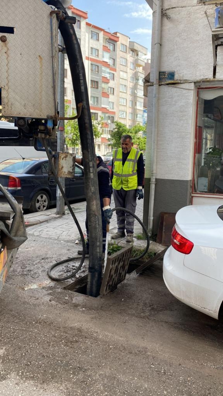 YAĞMUR SUYU IZGARALARININ TEMİZLİK ÇALIŞMALARI ARALIKSIZ DEVAM EDİYOR