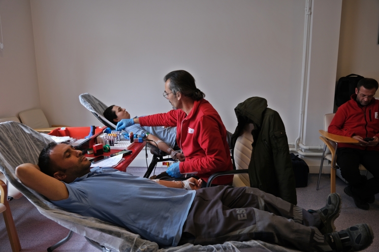 ESKİ PERSONELİNDEN KIZILAYA KAN BAĞIŞI DESTEĞİ