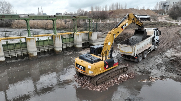 PORSUK ÇAYINDA DİP TEMİZLİĞİ ÇALIŞMALARI BAŞLADI