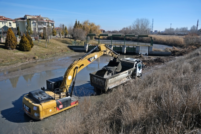 PORSUK ÇAYINDA DİP TEMİZLİĞİ ÇALIŞMALARI BAŞLADI