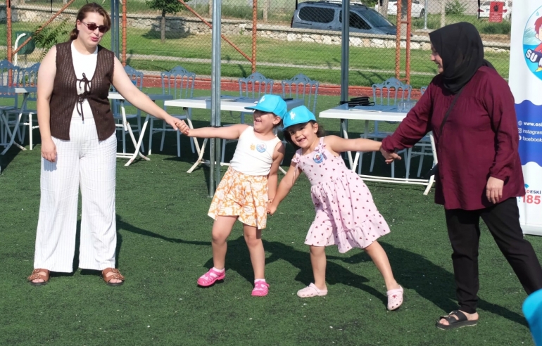 SİVRİHİSAR'DA AİLELER SU KAHRAMANI OLDU